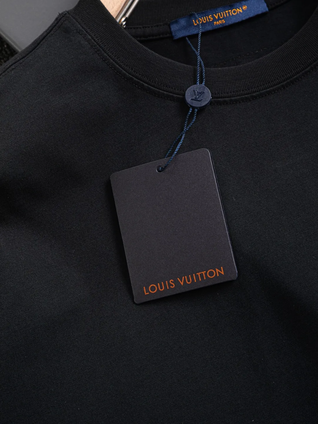 🅿️190 Louis Vuitton 1V LV slightly wide version S-XL 26SS LV new product counter catwalk style three-dimensional plain letter embroidery on the chest🪡logo large logo embroidery on the back🪡logo short-sleeved T-shirt, the same style for men and women! Short-sleeves are not the same as the general public, but must be unique and eye-catching. This LV short-sleeves is all about quality, comfort, consistent style, fashion, including fabrics and cutting techniques, all of which have been made with great effort! 320 grams of washed pure cotton fabric, pure cotton is breathable, very refreshing and comfortable for daily wear. The rib knitting on the neckline is smooth and tight, and the neckline will not be skewed if you toss it at will. The loose version, you will find that it looks really good on the upper body. The overall is minimalist and neat, super versatile for daily use! Pair it casually with a pair of pants for a youthful look. A T-shirt will make your outfit crazy. It is a fashionable item that can never go wrong! Color: Black White Rose Size: S-XL Size chart: S: Shoulder width 50-Bust 56-Length 70 M: Shoulder width 52-Bust 57-Length 72 L: Shoulder width 54-Bust 59-Length 74 XL: Shoulder width 56-Bust 62-Length 76
